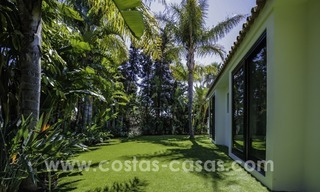 Gerenoveerde villa te koop in een Contemporaine stijl, vlakbij het strand in Los Monteros, Marbella 2659 