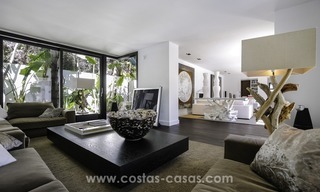 Gerenoveerde villa te koop in een Contemporaine stijl, vlakbij het strand in Los Monteros, Marbella 2661 