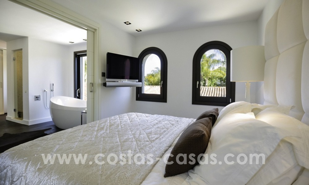 Gerenoveerde villa te koop in een Contemporaine stijl, vlakbij het strand in Los Monteros, Marbella 2662