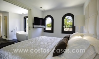 Gerenoveerde villa te koop in een Contemporaine stijl, vlakbij het strand in Los Monteros, Marbella 2662 
