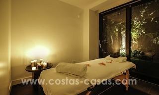 Gerenoveerde villa te koop in een Contemporaine stijl, vlakbij het strand in Los Monteros, Marbella 2664 