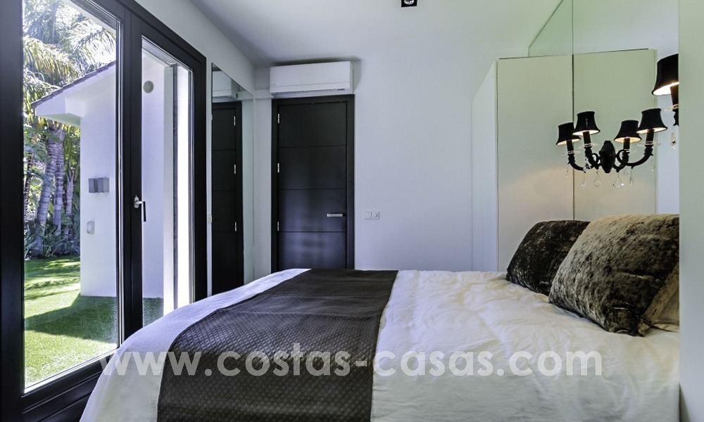 Gerenoveerde villa te koop in een Contemporaine stijl, vlakbij het strand in Los Monteros, Marbella 2671
