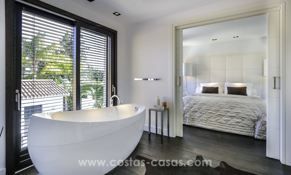 Gerenoveerde villa te koop in een Contemporaine stijl, vlakbij het strand in Los Monteros, Marbella 2674