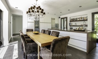 Gerenoveerde villa te koop in een Contemporaine stijl, vlakbij het strand in Los Monteros, Marbella 2676 