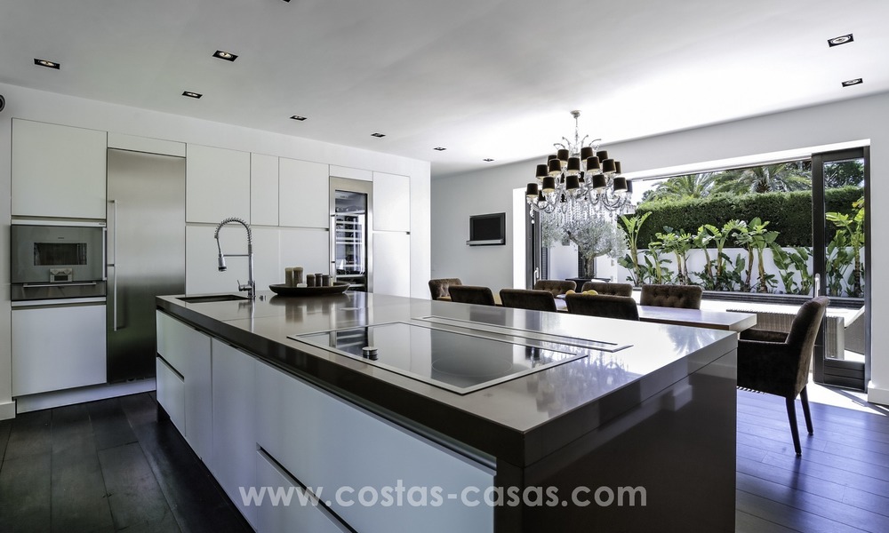 Gerenoveerde villa te koop in een Contemporaine stijl, vlakbij het strand in Los Monteros, Marbella 2677