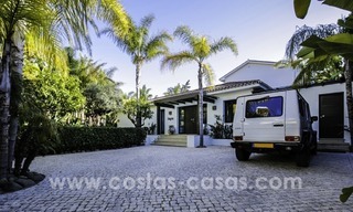 Gerenoveerde villa te koop in een Contemporaine stijl, vlakbij het strand in Los Monteros, Marbella 2679 