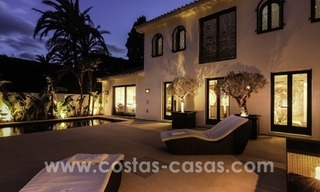 Gerenoveerde villa te koop in een Contemporaine stijl, vlakbij het strand in Los Monteros, Marbella 2680 