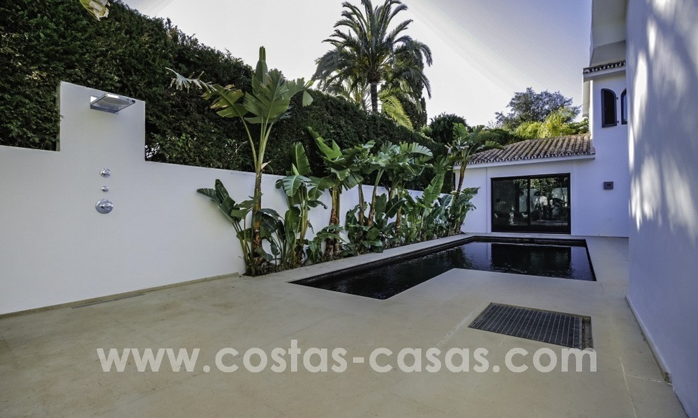 Gerenoveerde villa te koop in een Contemporaine stijl, vlakbij het strand in Los Monteros, Marbella 2681