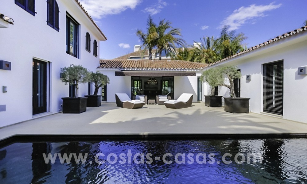 Gerenoveerde villa te koop in een Contemporaine stijl, vlakbij het strand in Los Monteros, Marbella 2682