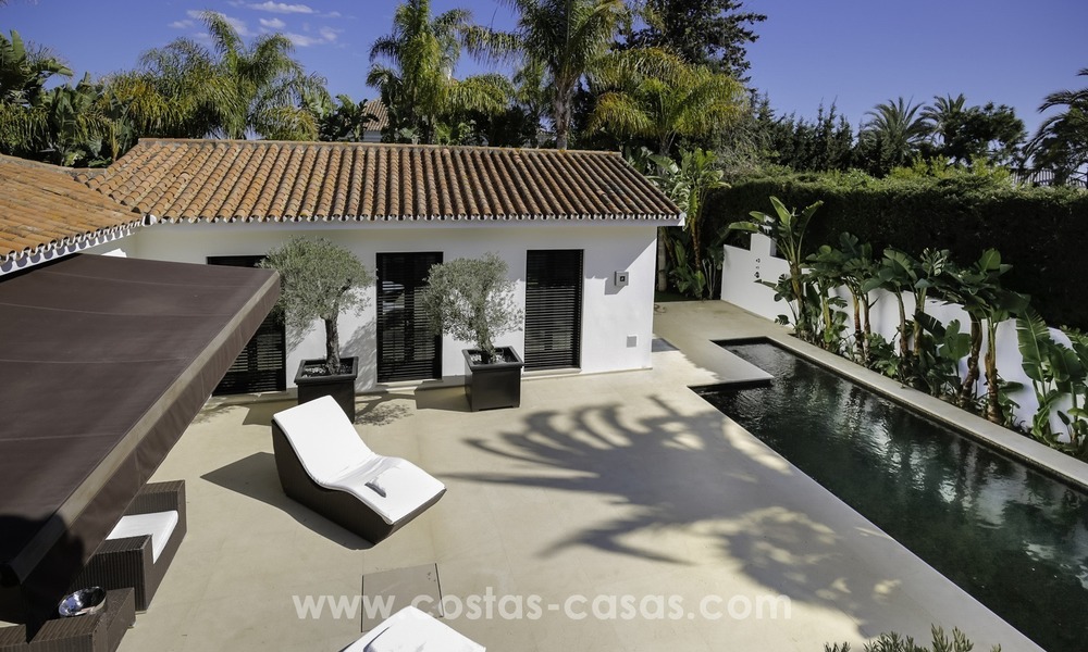 Gerenoveerde villa te koop in een Contemporaine stijl, vlakbij het strand in Los Monteros, Marbella 2685