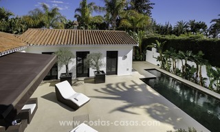 Gerenoveerde villa te koop in een Contemporaine stijl, vlakbij het strand in Los Monteros, Marbella 2685 