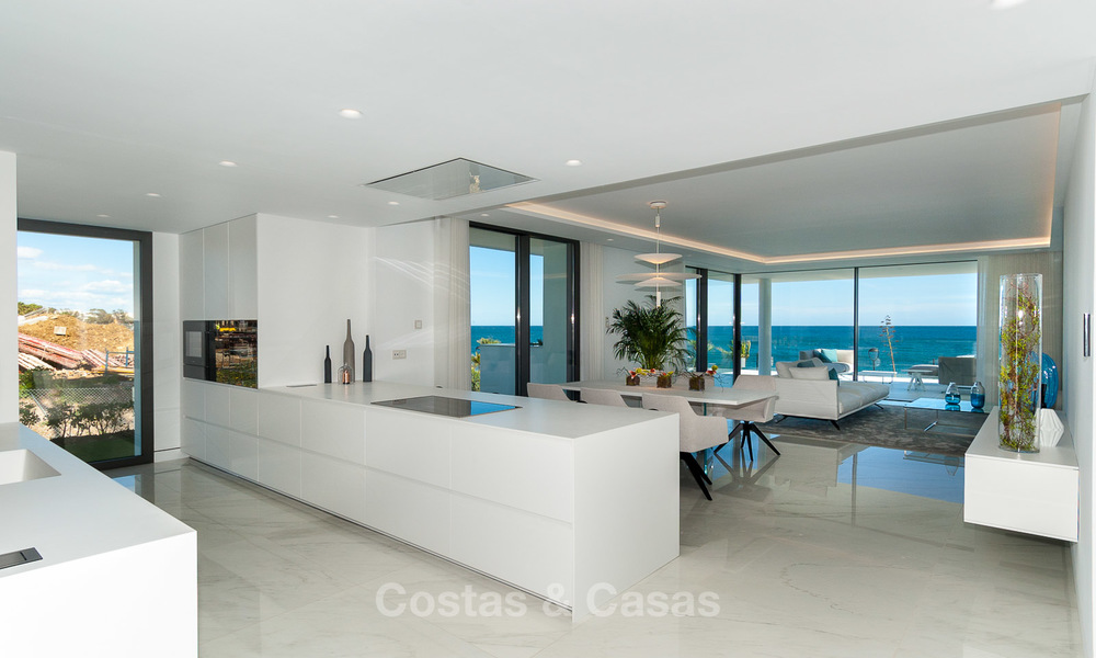 Exclusieve, Nieuwe, Moderne eerstelijns strand Appartementen te koop, Marbella - Estepona. Herverkopen beschikbaar. 2999