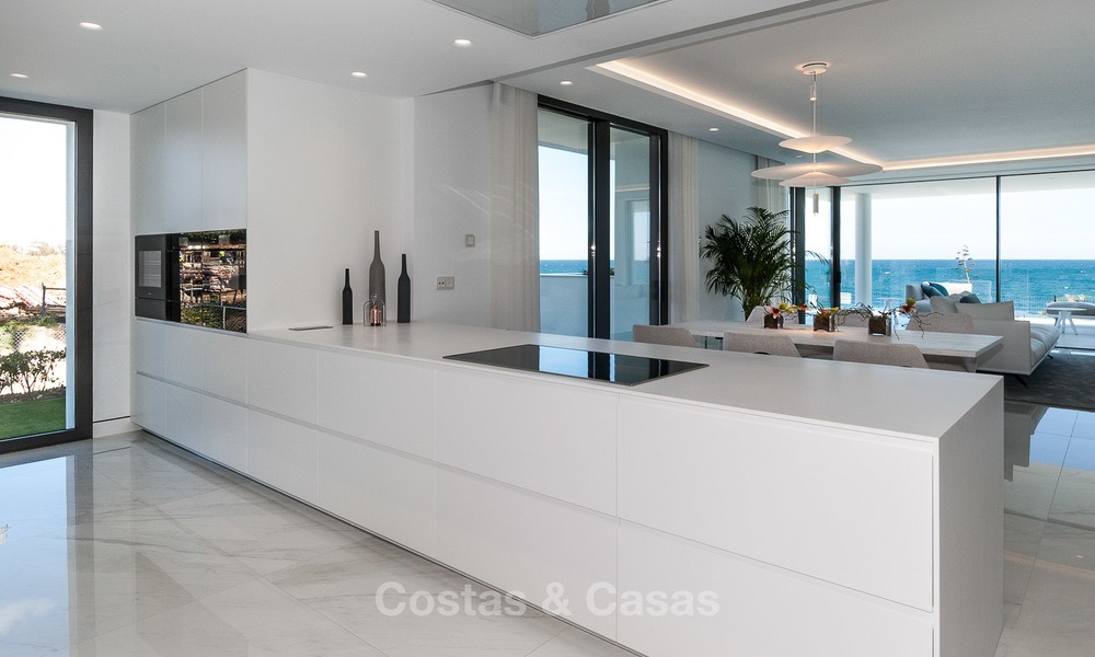 Exclusieve, Nieuwe, Moderne eerstelijns strand Appartementen te koop, Marbella - Estepona. Herverkopen beschikbaar. 3019
