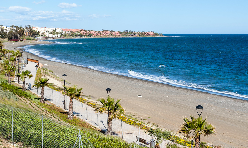 Exclusieve, Nieuwe, Moderne eerstelijns strand Appartementen te koop, Marbella - Estepona. Herverkopen beschikbaar. 3027