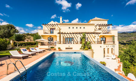 Klassieke Villa te koop met Uitzicht op Zee en de Bergen, gelegen in een Exclusieve Golf en Country Club in Benahavis, Marbella 3156