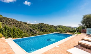 Klassieke Villa te koop met Uitzicht op Zee en de Bergen, gelegen in een Exclusieve Golf en Country Club in Benahavis, Marbella 3158 