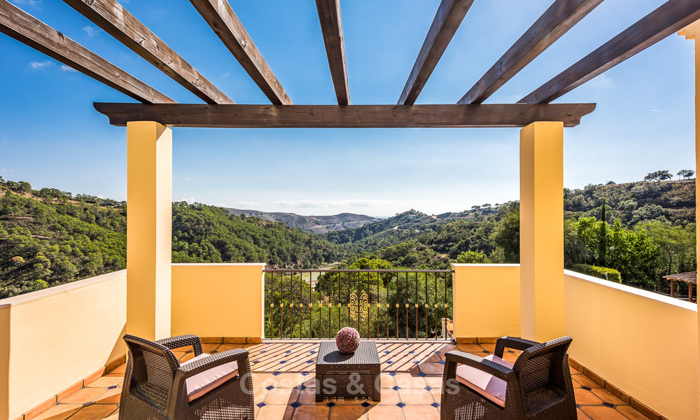 Klassieke Villa te koop met Uitzicht op Zee en de Bergen, gelegen in een Exclusieve Golf en Country Club in Benahavis, Marbella 3160