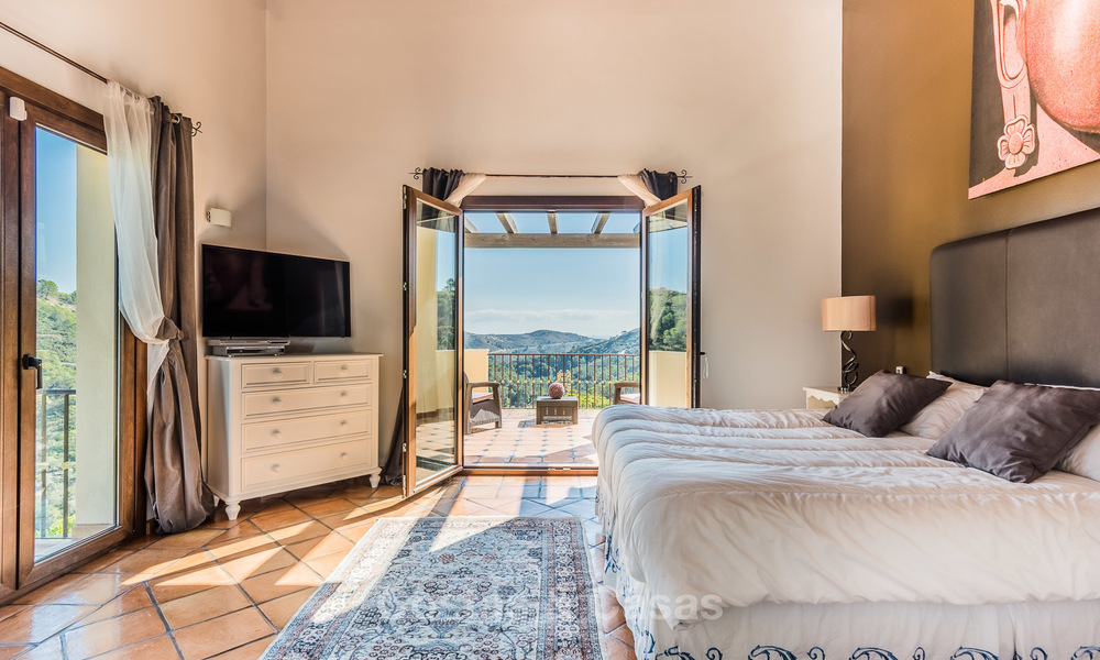Klassieke Villa te koop met Uitzicht op Zee en de Bergen, gelegen in een Exclusieve Golf en Country Club in Benahavis, Marbella 3161