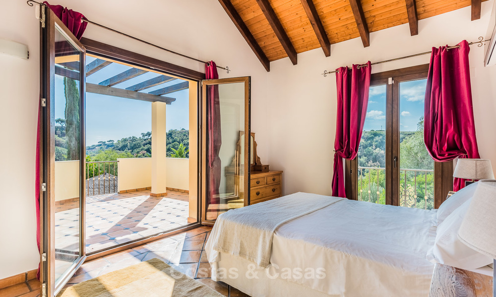 Klassieke Villa te koop met Uitzicht op Zee en de Bergen, gelegen in een Exclusieve Golf en Country Club in Benahavis, Marbella 3163