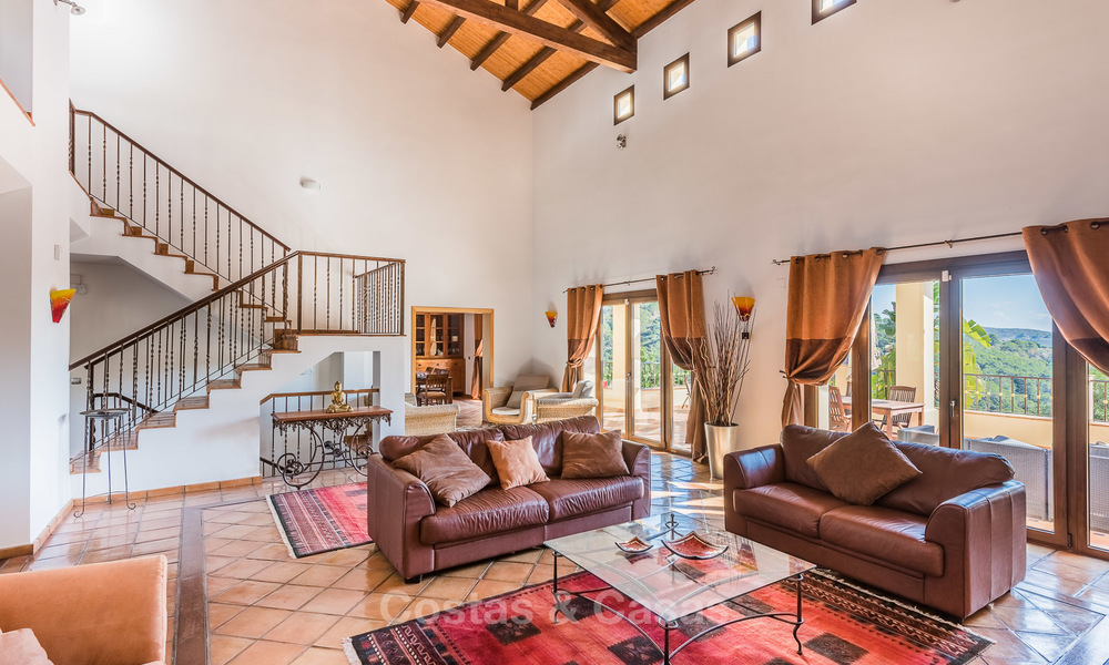Klassieke Villa te koop met Uitzicht op Zee en de Bergen, gelegen in een Exclusieve Golf en Country Club in Benahavis, Marbella 3146