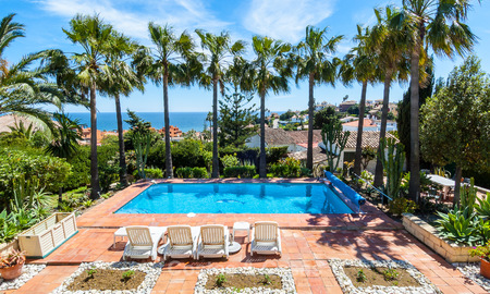 Te renoveren Villa te koop in Estepona, Costa del Sol, met prachtig zeezicht en dichtbij het strand 3188