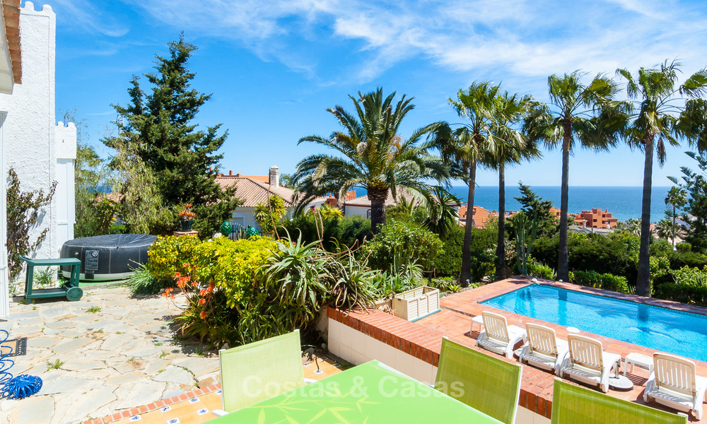 Te renoveren Villa te koop in Estepona, Costa del Sol, met prachtig zeezicht en dichtbij het strand 3189