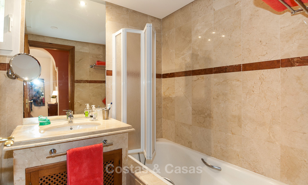 Knus, comfortabel appartement te koop in Costalita, aan de strandzijde van de New Golden Mile, tussen Marbella en Estepona 3201