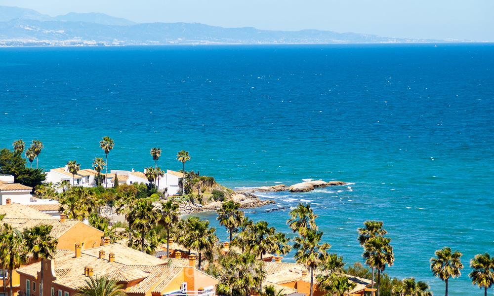 Moderne villa te koop met een prachtig open uitzicht op zee, op 5 minuten lopen naar het strand in Estepona 3230