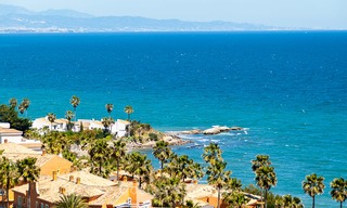 Moderne villa te koop met een prachtig open uitzicht op zee, op 5 minuten lopen naar het strand in Estepona 3230 