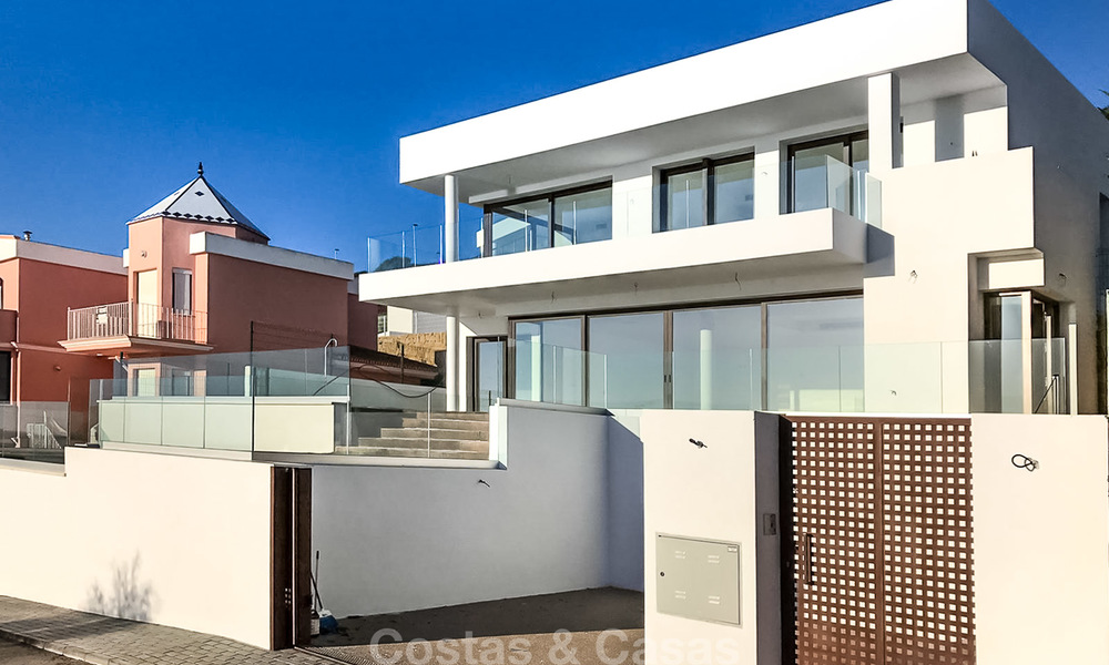 Moderne villa te koop met een prachtig open uitzicht op zee, op 5 minuten lopen naar het strand in Estepona 7909