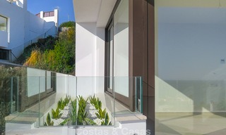Moderne villa te koop met een prachtig open uitzicht op zee, op 5 minuten lopen naar het strand in Estepona 7914 