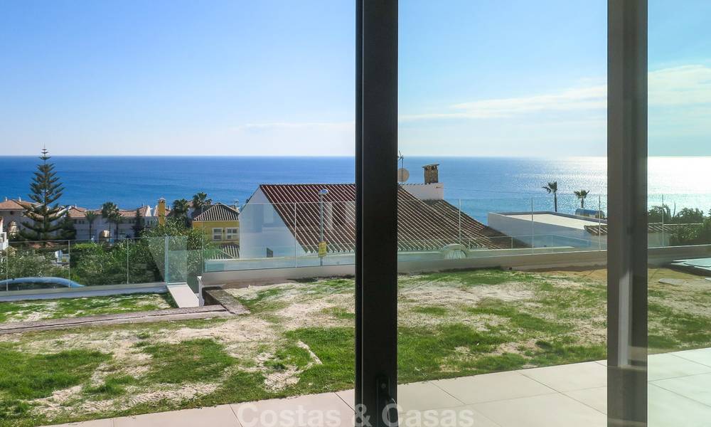 Moderne villa te koop met een prachtig open uitzicht op zee, op 5 minuten lopen naar het strand in Estepona 7917