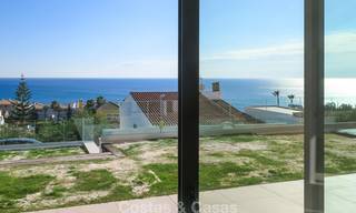 Moderne villa te koop met een prachtig open uitzicht op zee, op 5 minuten lopen naar het strand in Estepona 7917 