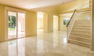 Villa te koop op loopafstand van de golfbaan en commercieel centrum in Guadalmina, Marbella 3241 