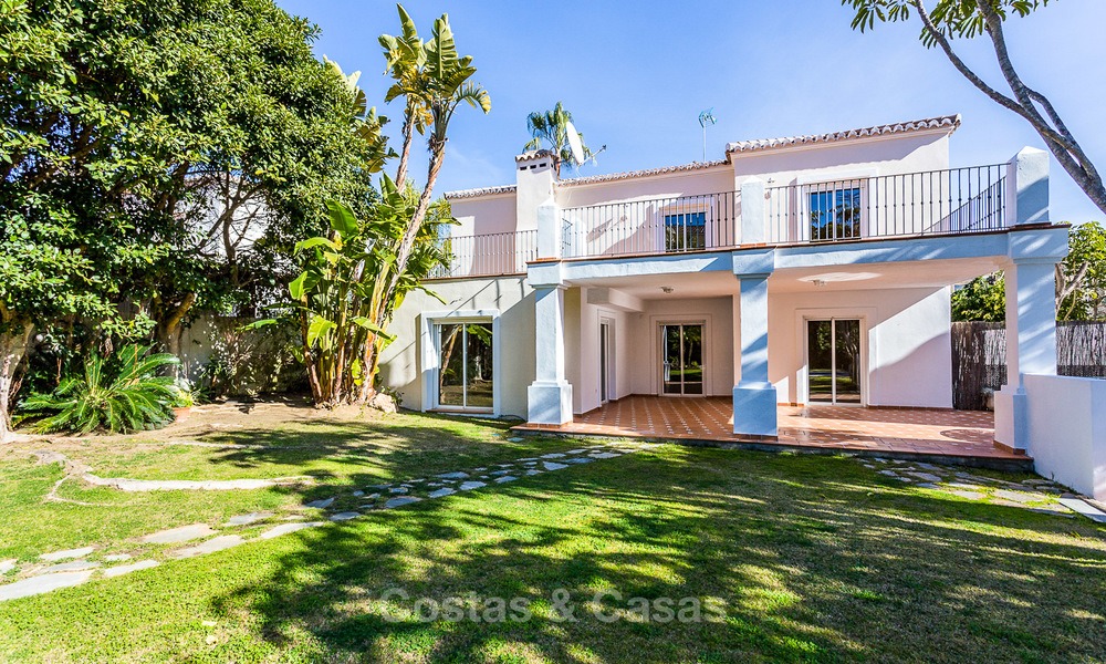 Villa te koop op loopafstand van de golfbaan en commercieel centrum in Guadalmina, Marbella 3243