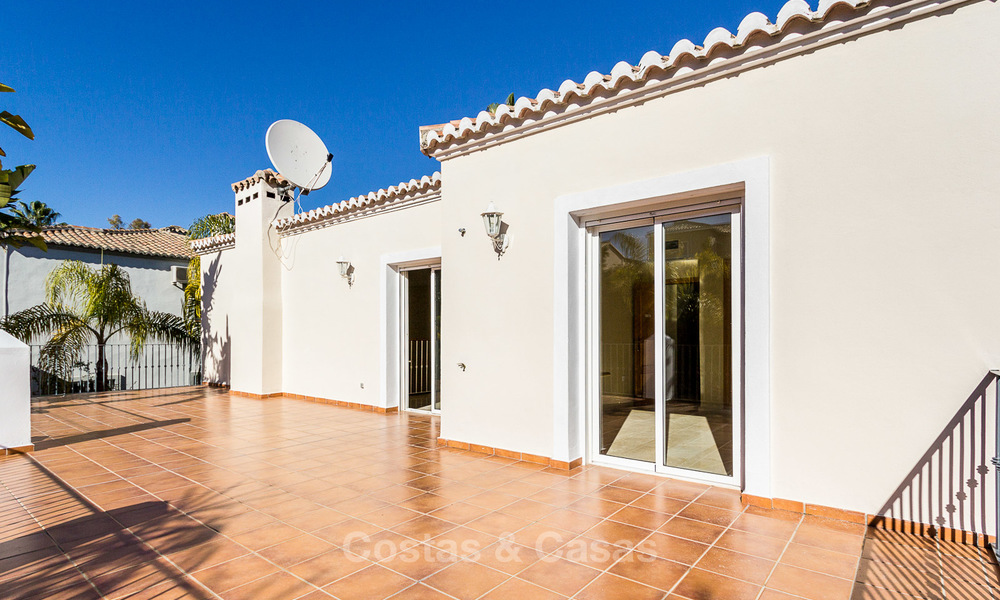 Villa te koop op loopafstand van de golfbaan en commercieel centrum in Guadalmina, Marbella 3245