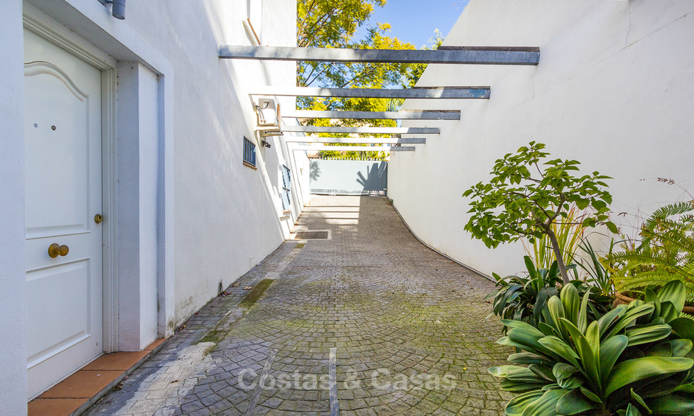 Villa te koop op loopafstand van de golfbaan en commercieel centrum in Guadalmina, Marbella 3262