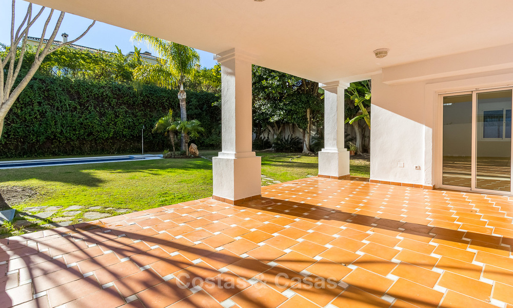 Villa te koop op loopafstand van de golfbaan en commercieel centrum in Guadalmina, Marbella 3265