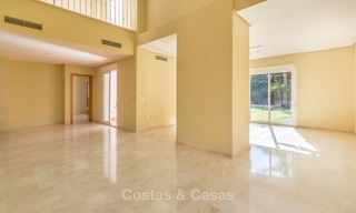Villa te koop op loopafstand van de golfbaan en commercieel centrum in Guadalmina, Marbella 3275 