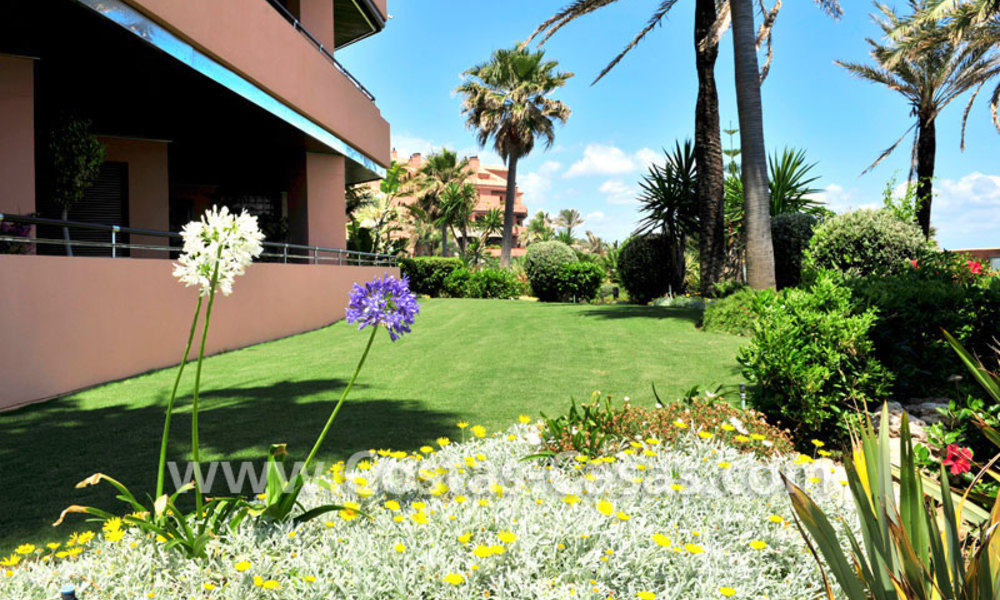 Prachtig tuinappartement te koop in een zeer begeerd, luxueus eerstelijn zee complex, in Marbella - Puerto Banus 3419