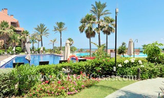 Prachtig tuinappartement te koop in een zeer begeerd, luxueus eerstelijn zee complex, in Marbella - Puerto Banus 3421 