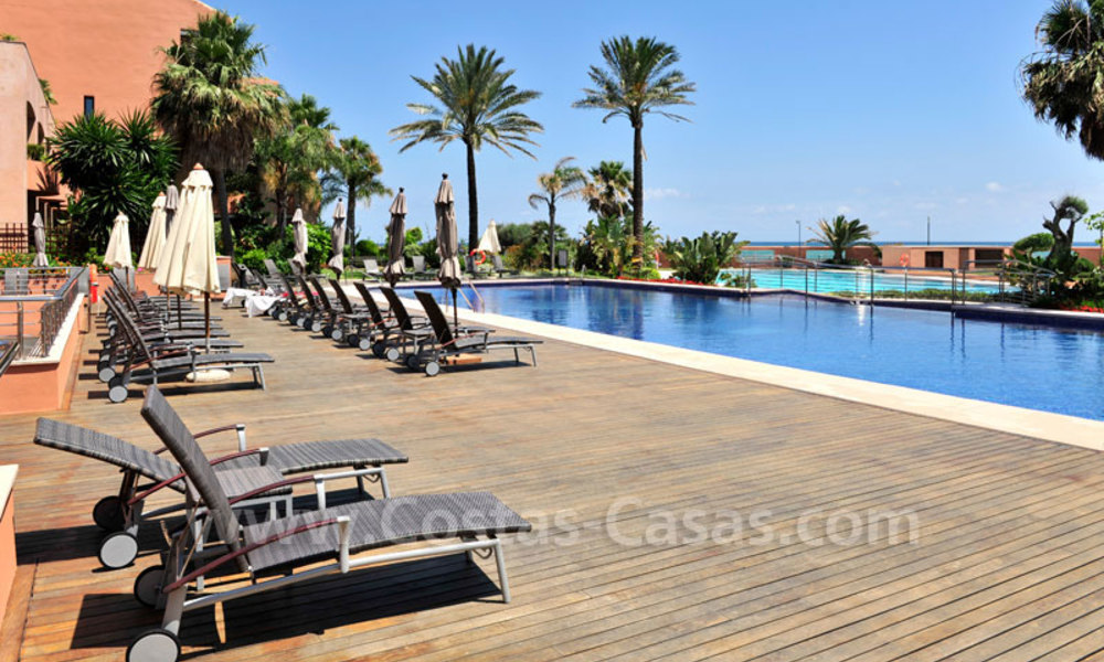 Prachtig tuinappartement te koop in een zeer begeerd, luxueus eerstelijn zee complex, in Marbella - Puerto Banus 3420