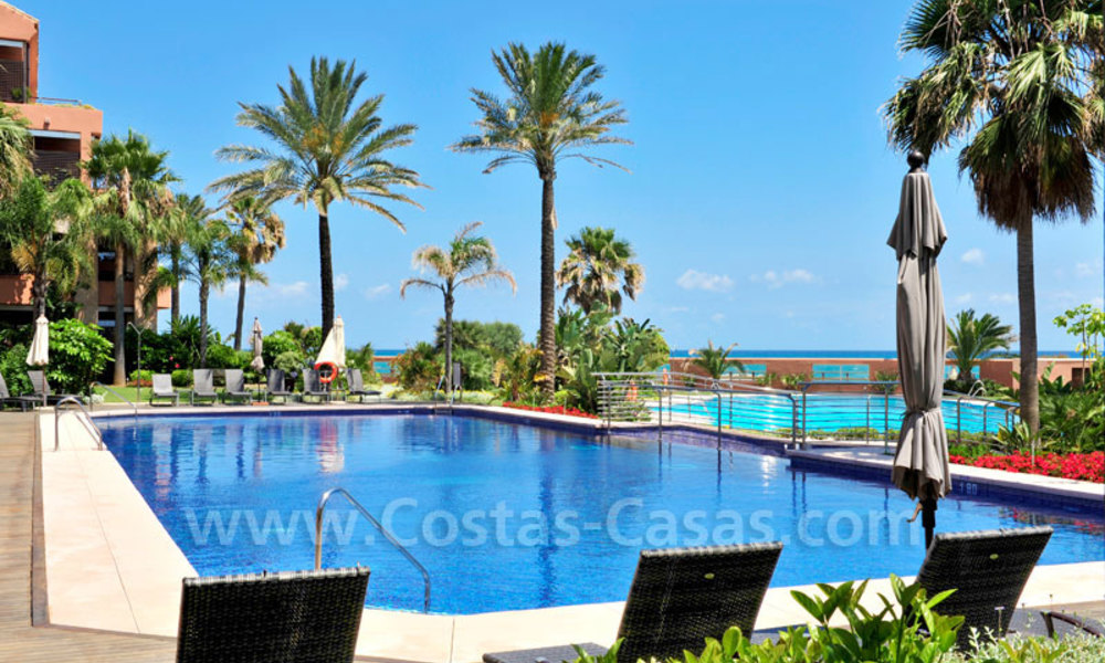 Prachtig tuinappartement te koop in een zeer begeerd, luxueus eerstelijn zee complex, in Marbella - Puerto Banus 3422