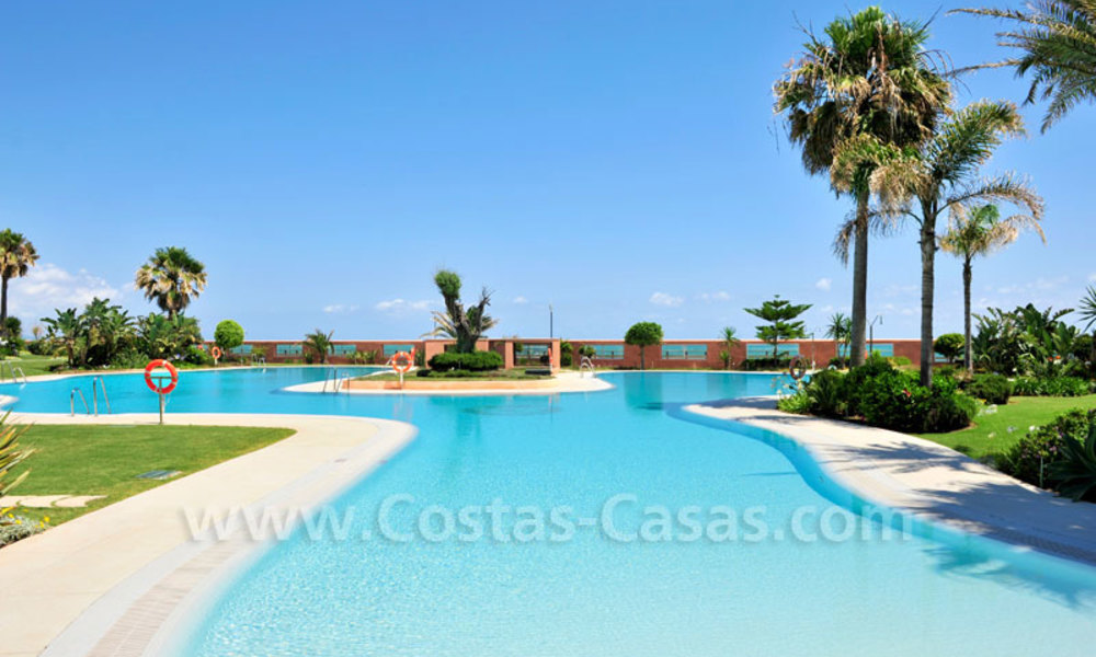 Prachtig tuinappartement te koop in een zeer begeerd, luxueus eerstelijn zee complex, in Marbella - Puerto Banus 3423