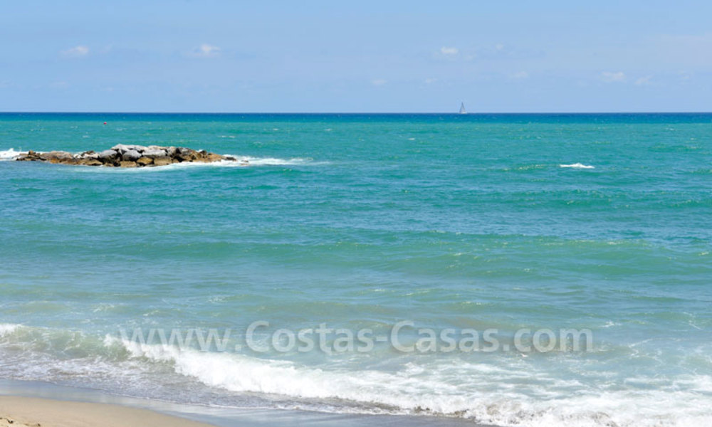 Prachtig tuinappartement te koop in een zeer begeerd, luxueus eerstelijn zee complex, in Marbella - Puerto Banus 3427