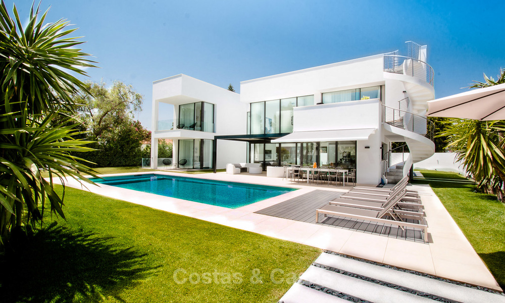 Hedendaagse villa te koop, gelegen vlakbij het Strand in Puerto Banus, Marbella. Verlaagd in prijs! 3453