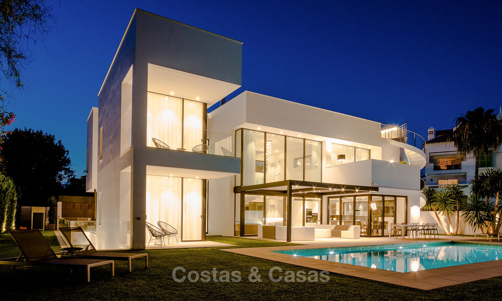 Hedendaagse villa te koop, gelegen vlakbij het Strand in Puerto Banus, Marbella. Verlaagd in prijs! 3457