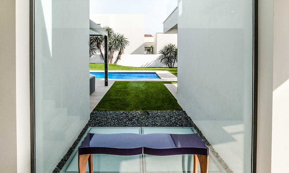 Hedendaagse villa te koop, gelegen vlakbij het Strand in Puerto Banus, Marbella. Verlaagd in prijs! 3441