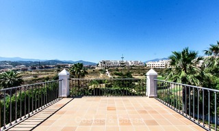 Instapklare nieuwe luxe villa te koop, eerstelijn golf in een gated golfresort, New Golden Mile, Marbella - Estepona 3524 