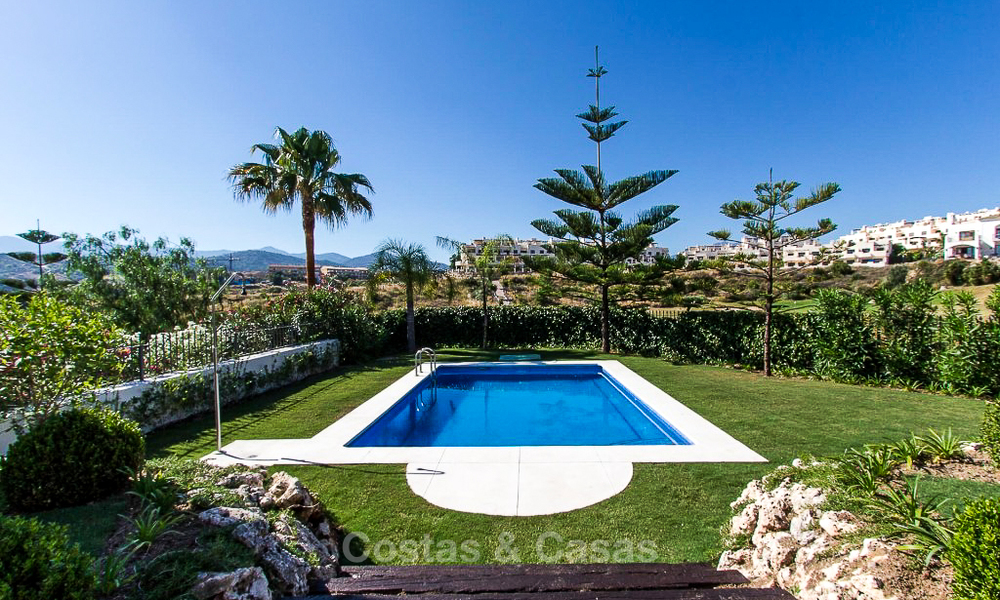Instapklare nieuwe luxe villa te koop, eerstelijn golf in een gated golfresort, New Golden Mile, Marbella - Estepona 3532